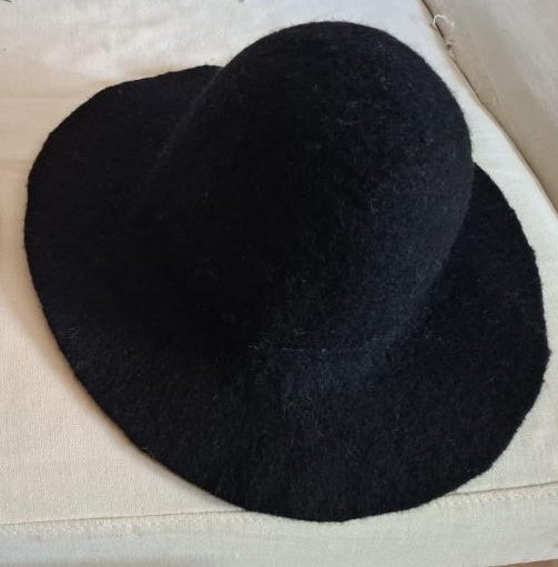 Villahattu, valkoinen tai musta