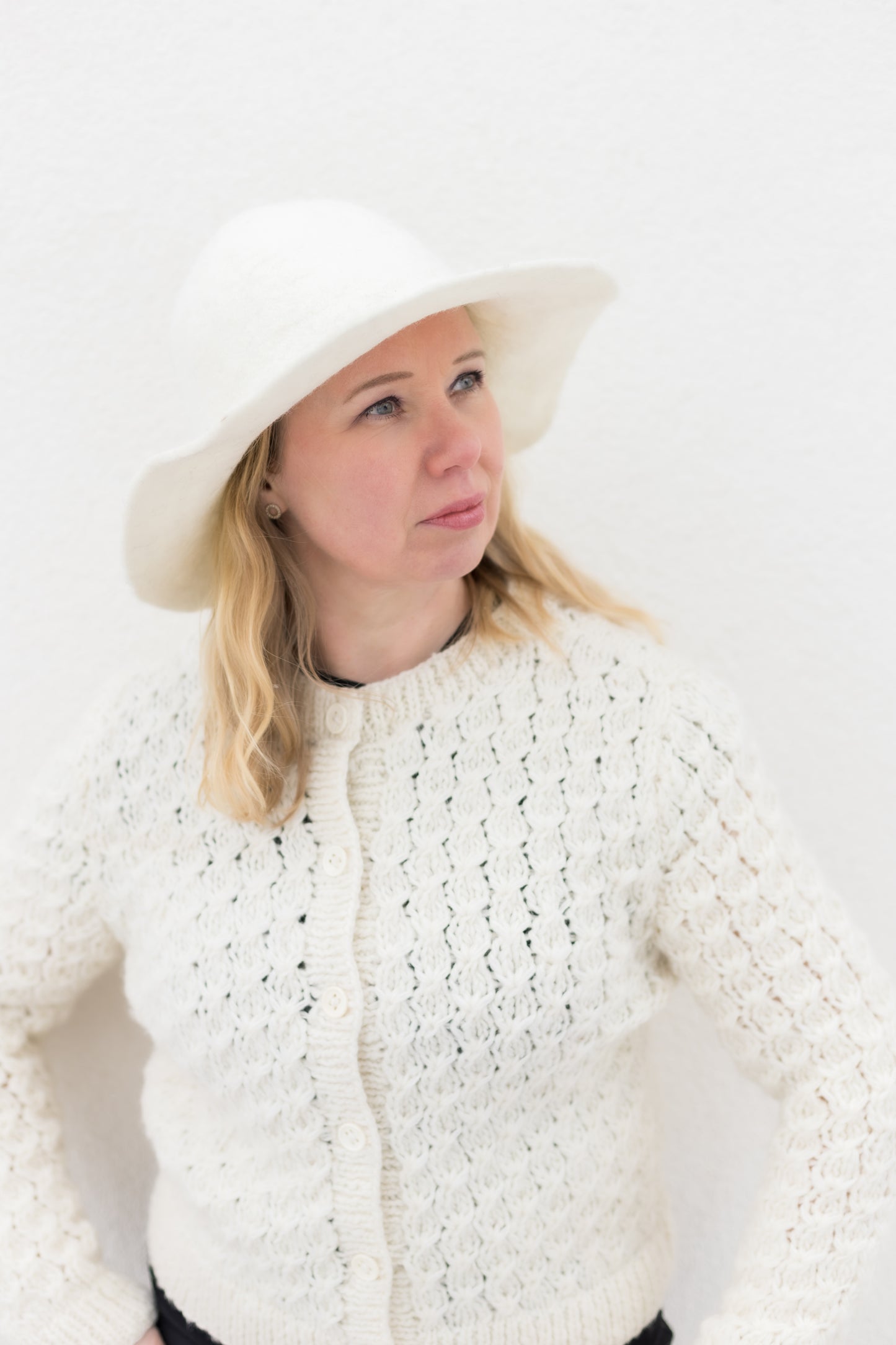 Villahattu, valkoinen tai musta